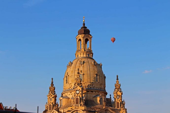 Foto Dresden Gebäude Kirche Blau mit Heissluftballon