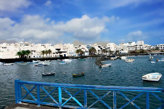 Foto Fischerei Hafen mit Booten, Farbe blau und weiß auf Lanzarote, Kanarische Inseln