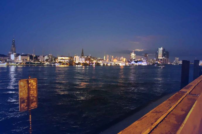 Foto Skyline Hamburg Hafen Abendstimmung Elbe Elbphilharmonie Elphi