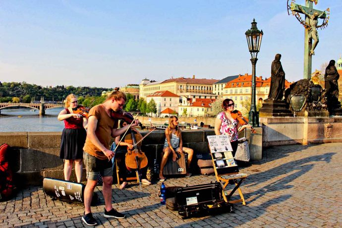 Foto Strassenmusik auf der Karlsbrücke über der Moldau in Prag